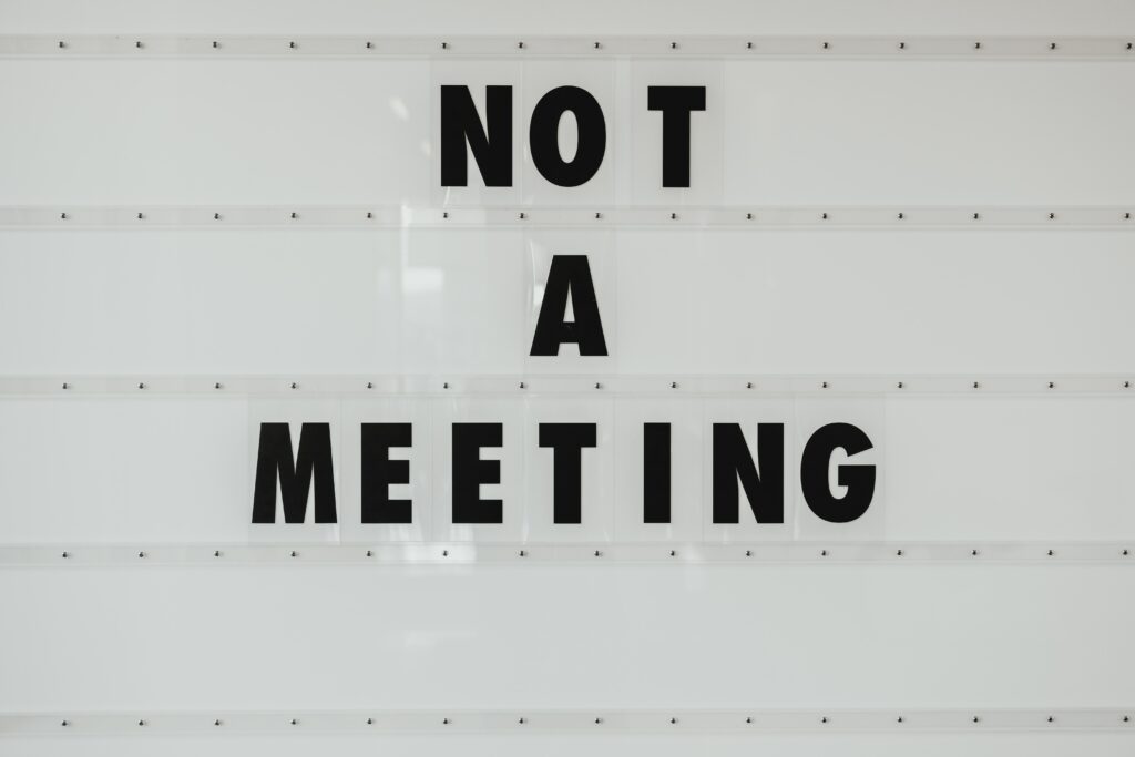 Panneau avec inscription "not a meeting"
