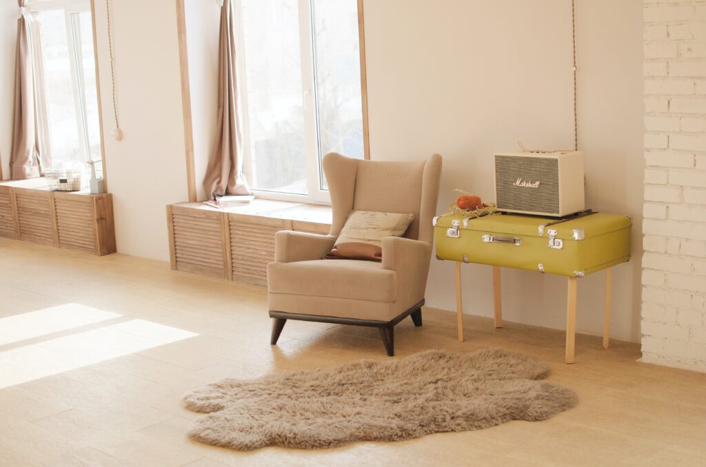 Appartement avec meuble jaune