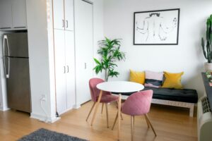 Appartement avec chaises roses et coussins jaunes