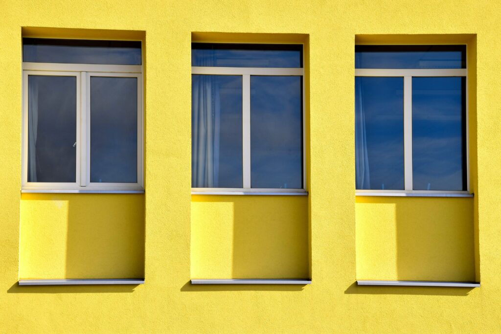Immeuble fenêtres jaunes