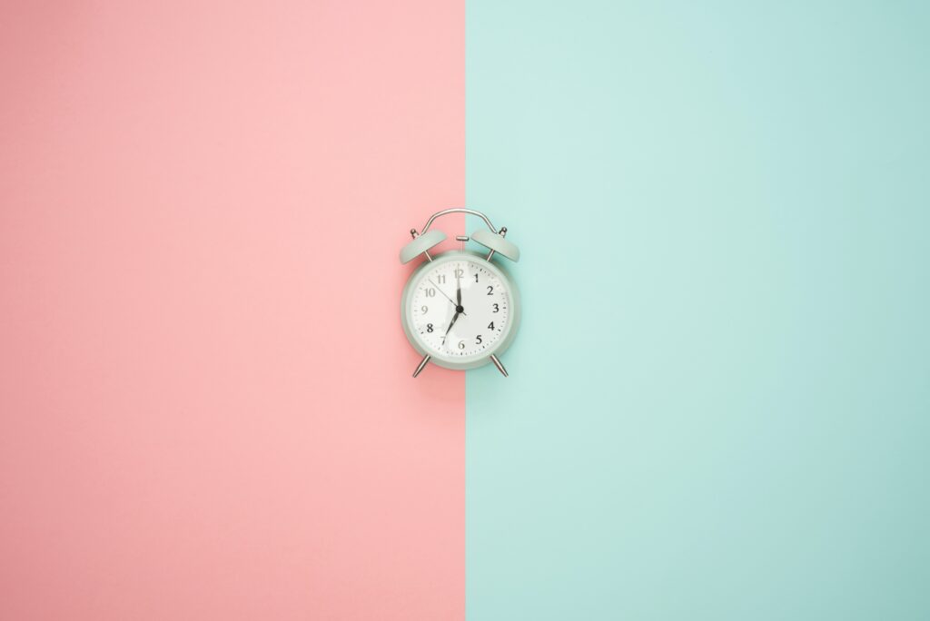 Horloge sur fond rose et bleu